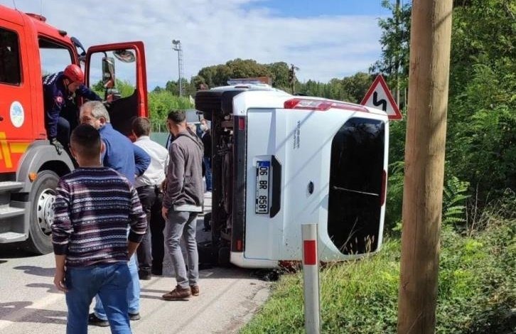 Otomobil ile çarpışan midibüs devrildi