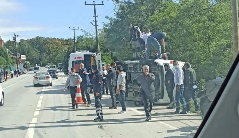 Otomobil ile çarpışan midibüs devrildi