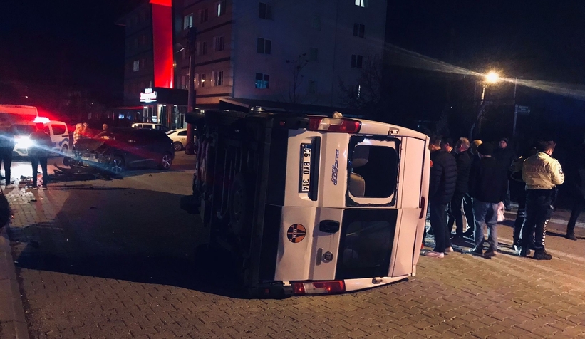 Otomobil ile çarpışan minibüs devrildi: 2 yaralı