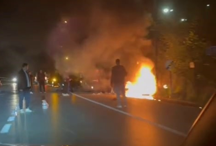 otomobil-ile-carpisan-motosiklet-alevler-icinde-kaldibexmdhpky0