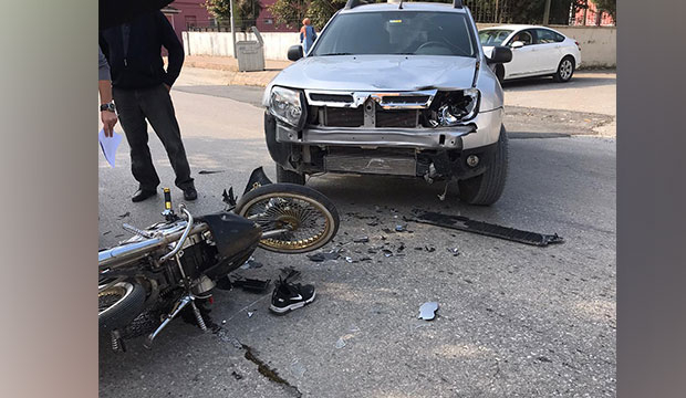 Otomobil ile çarpışan motosikletli yaralandı