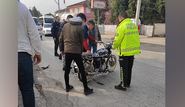 Otomobil ile çarpışan motosikletli yaralandı