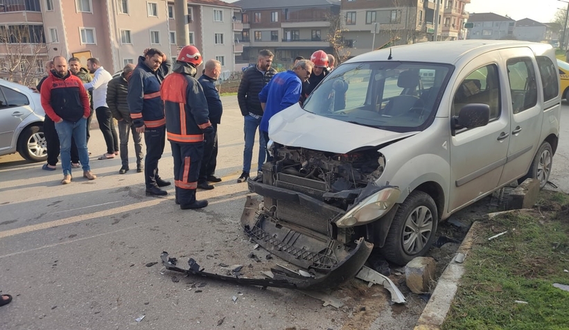 otomobil-ile-hafif-ticari-arac-carpisti-1-yaralietgyeeqxaw