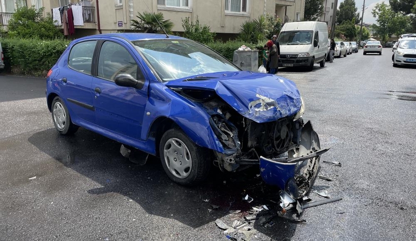 Otomobil ile hafif ticari araç çarpıştı: 2 yaralı