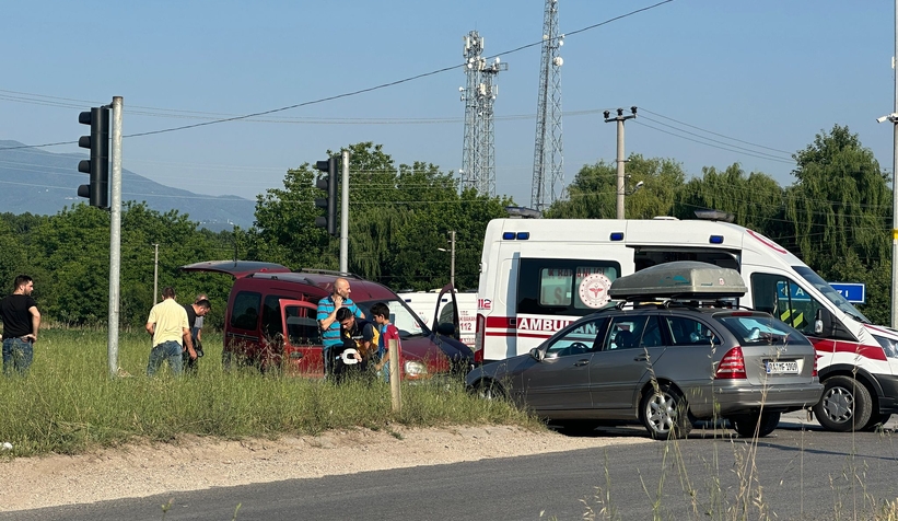 Otomobil ile hafif ticari araç çarpıştı: 4 yaralı