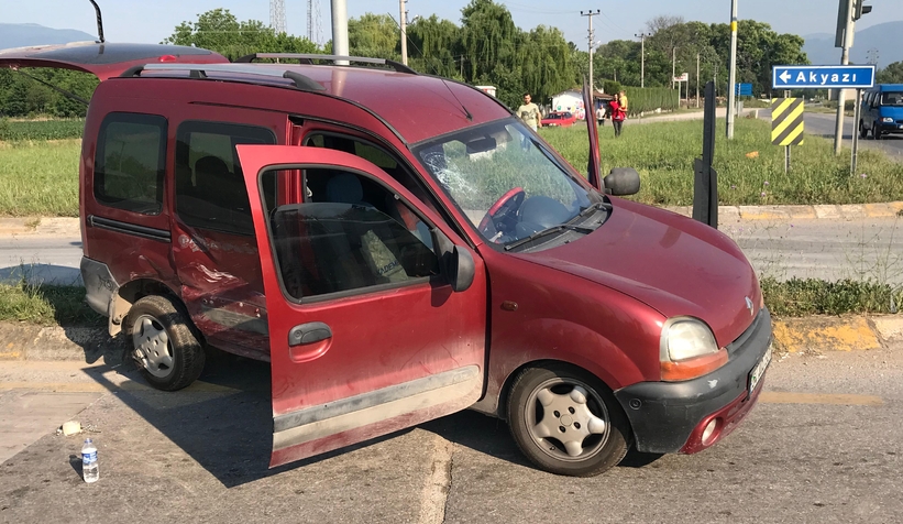 Otomobil ile hafif ticari araç çarpıştı: 4 yaralı