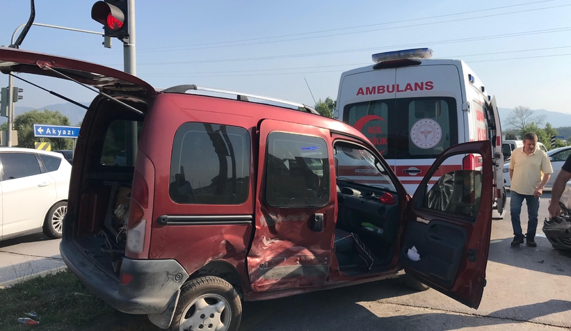 Otomobil ile hafif ticari araç çarpıştı: 4 yaralı