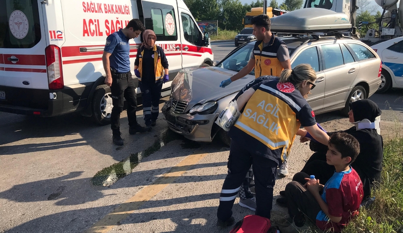 Otomobil ile hafif ticari araç çarpıştı: 4 yaralı