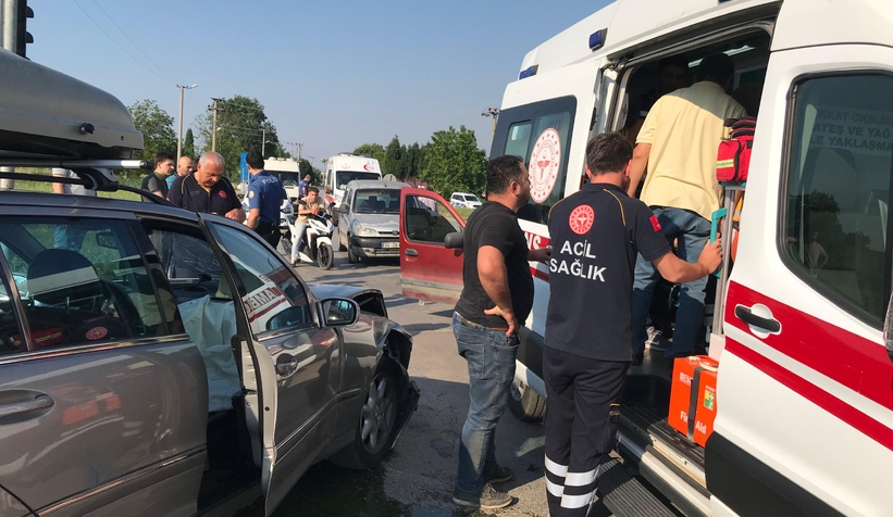 Otomobil ile hafif ticari araç çarpıştı: 4 yaralı