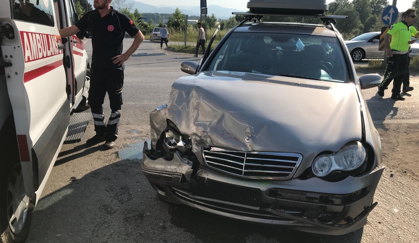 Otomobil ile hafif ticari araç çarpıştı: 4 yaralı