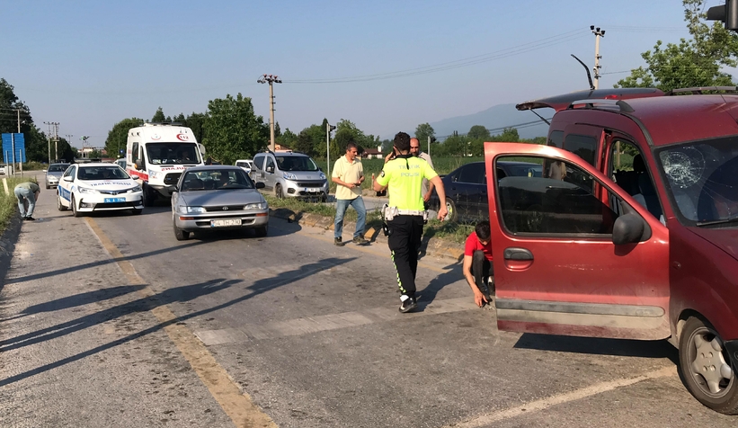 Otomobil ile hafif ticari araç çarpıştı: 4 yaralı