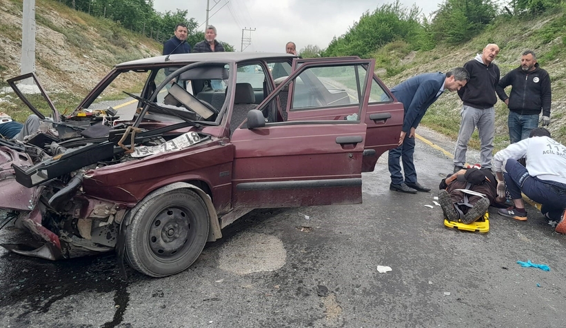 Otomobil ile hafif ticari araç kafa kafaya çarpıştı: 3 yaralı