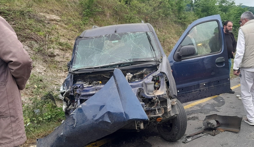 Otomobil ile hafif ticari araç kafa kafaya çarpıştı: 3 yaralı