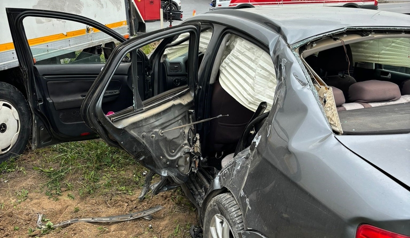 Otomobil ile kamyonet çarpıştı: 3 yaralı