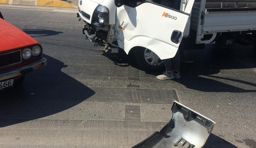 Otomobil ile kamyonet çarpıştı. 7 yaralı