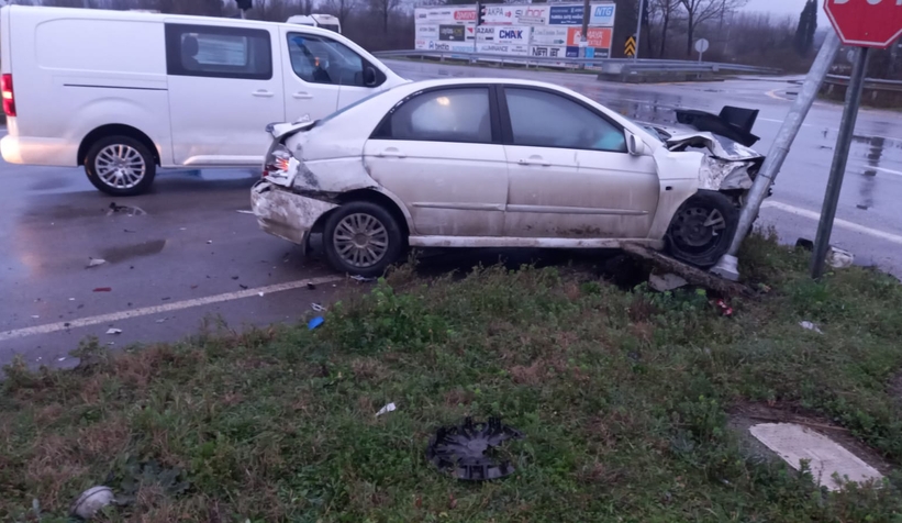 otomobil-ile-minibus-carpisti-3-yaralirnkzk0gxow