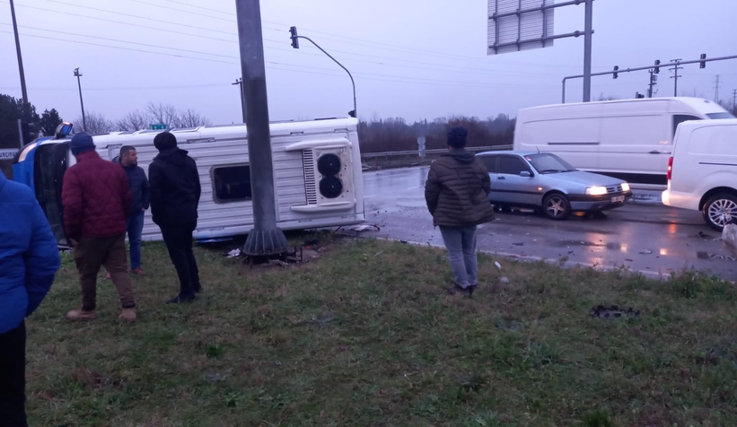 otomobil-ile-minibus-carpisti-3-yaralirnkzk0gxow
