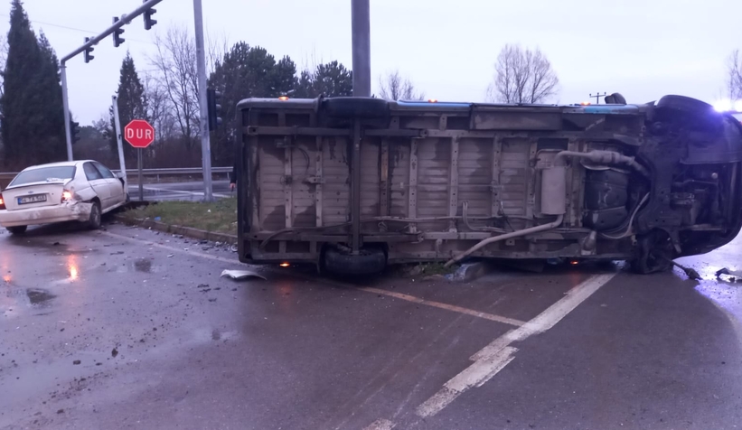 otomobil-ile-minibus-carpisti-3-yaralirnkzk0gxow