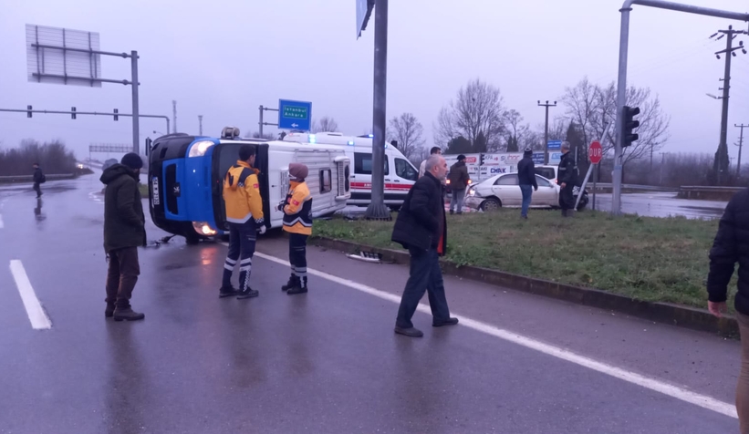 otomobil-ile-minibus-carpisti-3-yaralirnkzk0gxow
