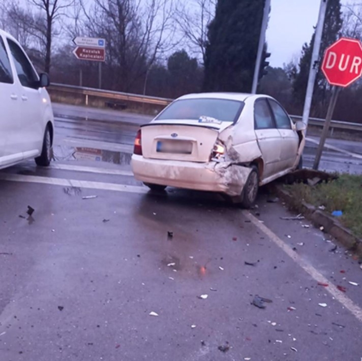 otomobil-ile-minibus-carpisti-3-yaralirnkzk0gxow