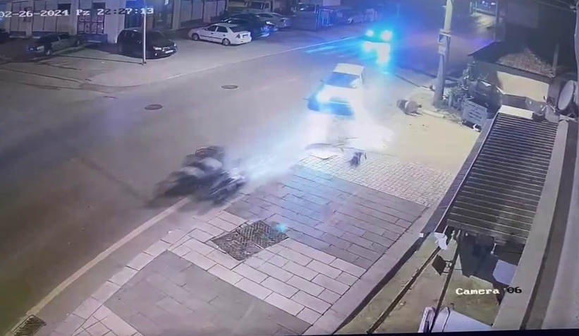 Otomobil ile motosiklet kafa kafaya böyle çarpıştı