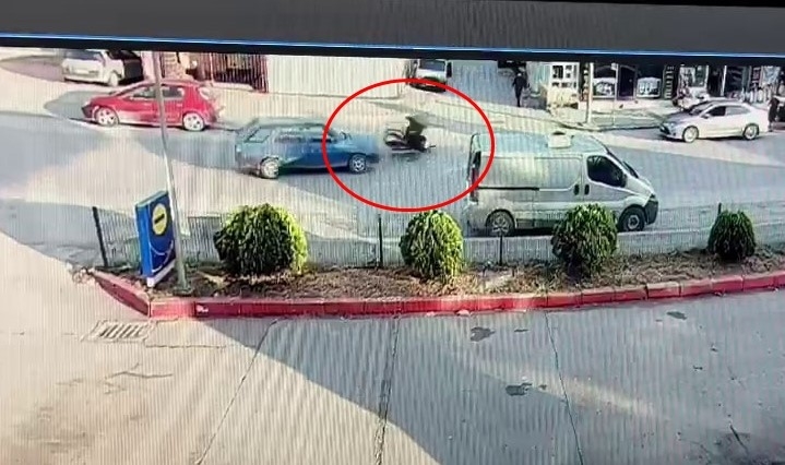 Otomobil ile motosikletin kazası kamerada