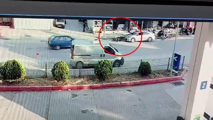 Otomobil ile motosikletin kazası kamerada