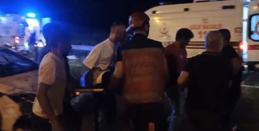 Otomobil ile panelvan çarpıştı: 6 yaralı