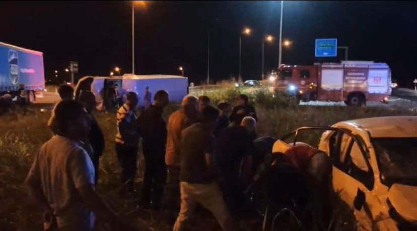 Otomobil ile panelvan çarpıştı: 6 yaralı