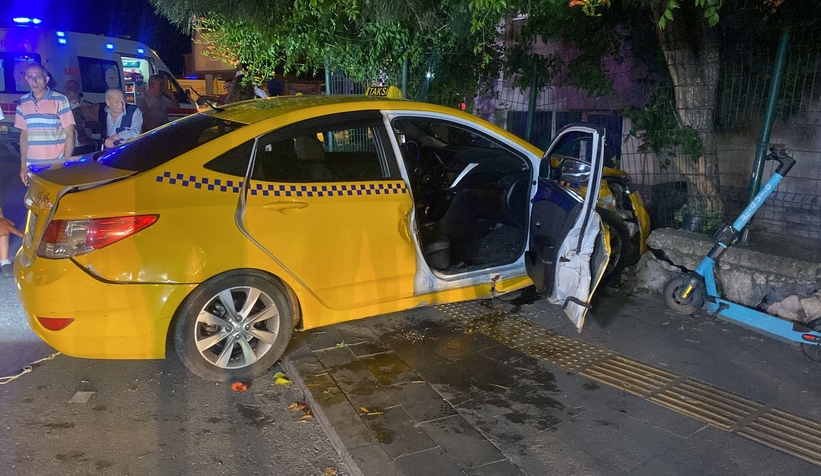 Otomobil ile ticari taksi çarpıştı: 3 yaralı