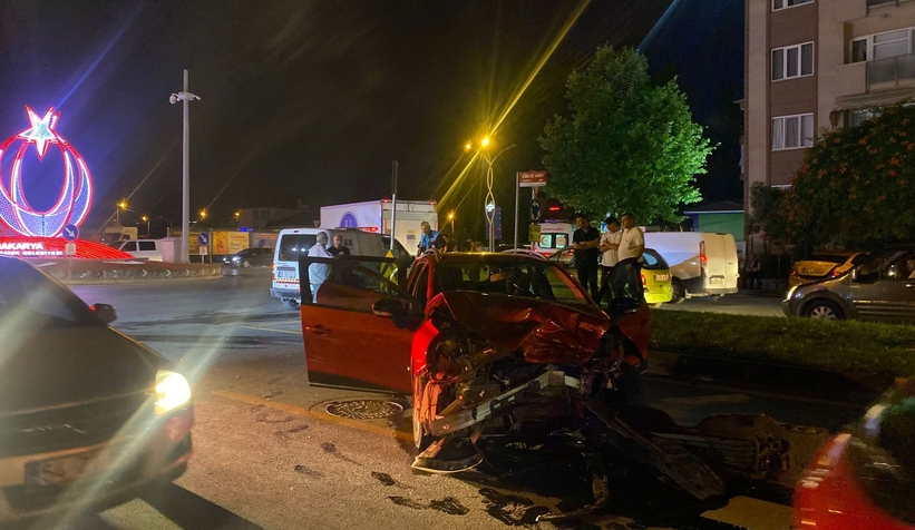 Otomobil ile ticari taksi çarpıştı: 3 yaralı