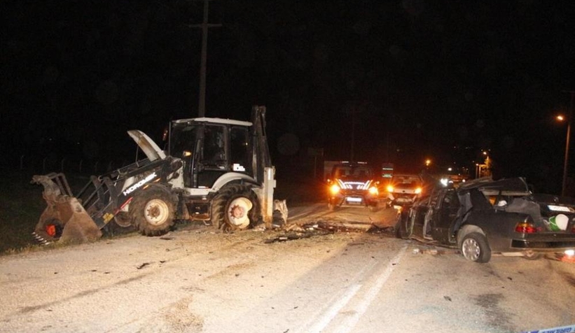 Otomobil iş makinesine çarptı: 1 ölü, 1 yaralı