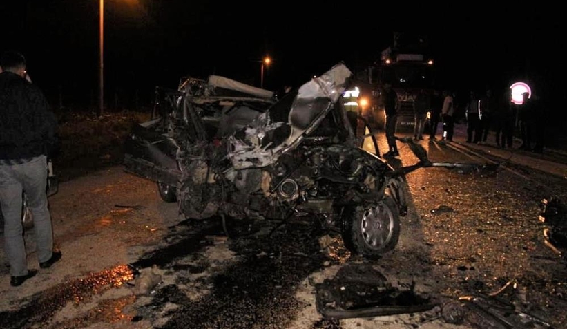 Otomobil iş makinesine çarptı: 1 ölü, 1 yaralı