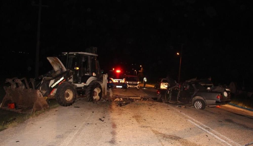 Otomobil iş makinesine çarptı: 1 ölü, 1 yaralı