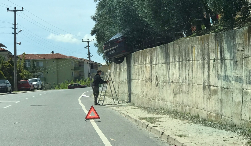 Otomobil istinat duvarında asılı kaldı