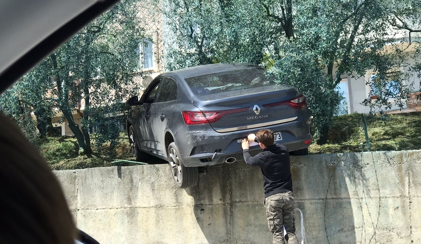 Otomobil istinat duvarında asılı kaldı