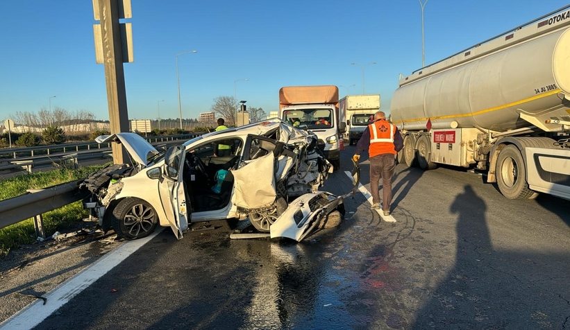 Otomobil kağıt gibi ezildi : 2 yaralı