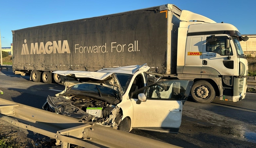 Otomobil kağıt gibi ezildi : 2 yaralı