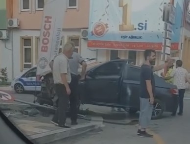 otomobil-kaldirimdaki-kadini-ezdiy3lgslhbvk