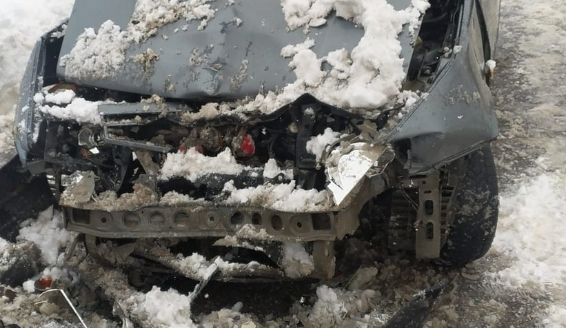 Otomobil kar küreme aracına çarptı: 3 yaralı