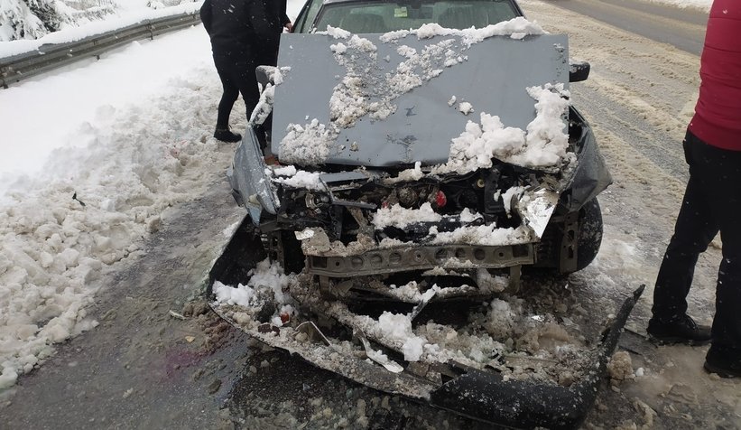 Otomobil kar küreme aracına çarptı: 3 yaralı