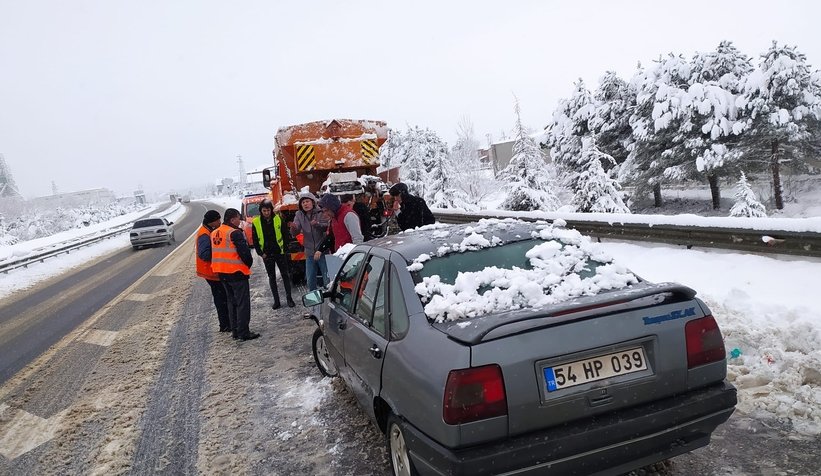 Otomobil kar küreme aracına çarptı: 3 yaralı