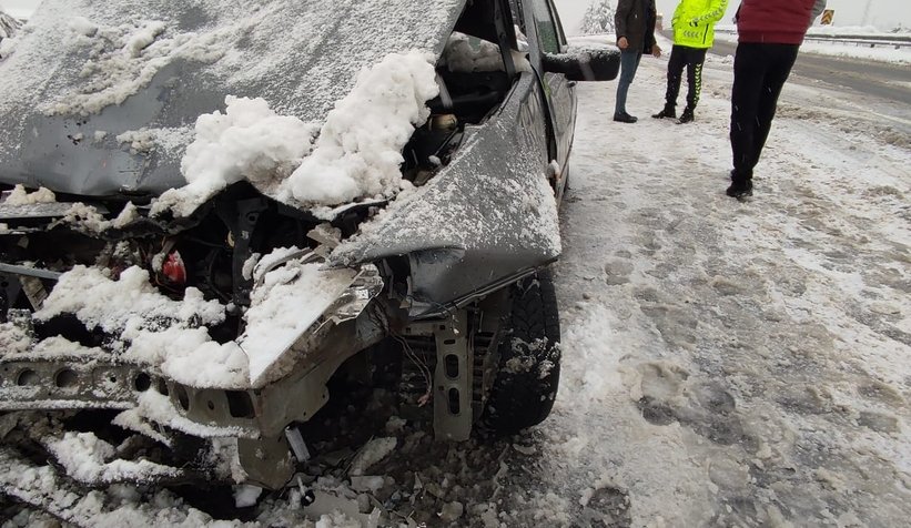 Otomobil kar küreme aracına çarptı: 3 yaralı