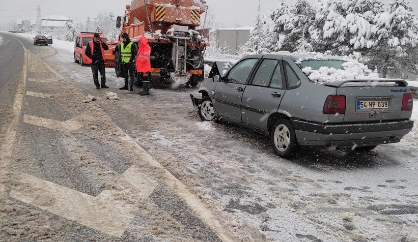 Otomobil kar küreme aracına çarptı: 3 yaralı