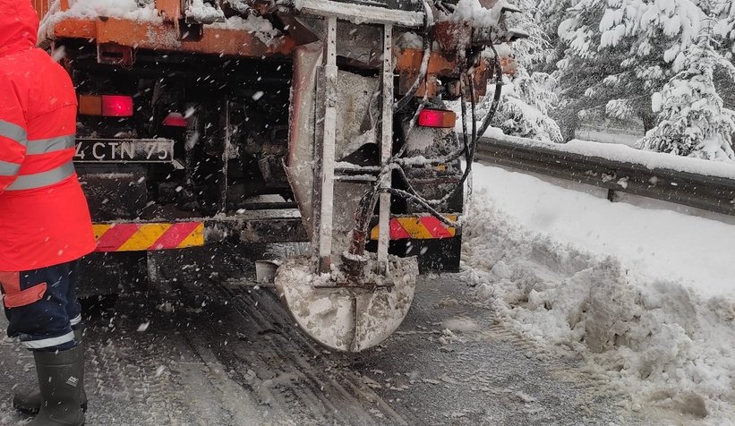 Otomobil kar küreme aracına çarptı: 3 yaralı