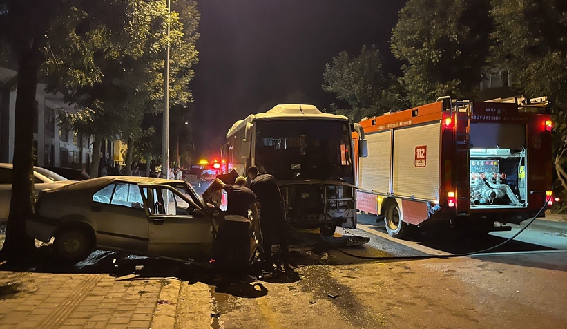 Otomobil karşı şeride geçerek işçi servisiyle kafa kafaya çarpıştı