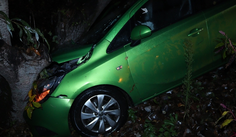 Otomobil kavaklığa uçtu: 2 yaralı