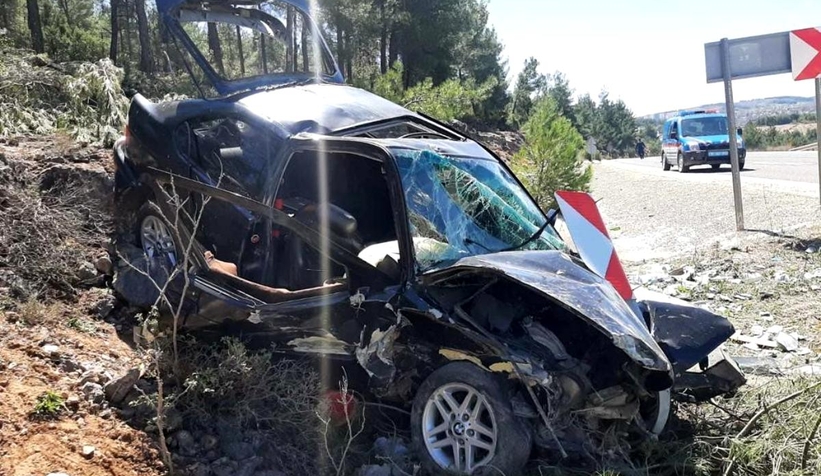 Otomobil kayalık alana çarptı: 5 yaralı