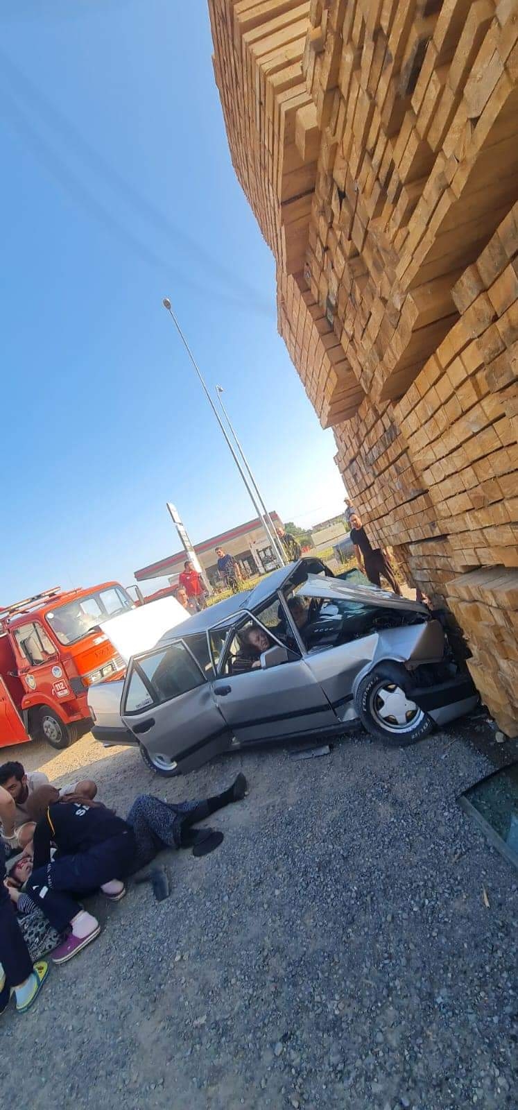 Otomobil kereste deposuna daldı: 5 yaralı