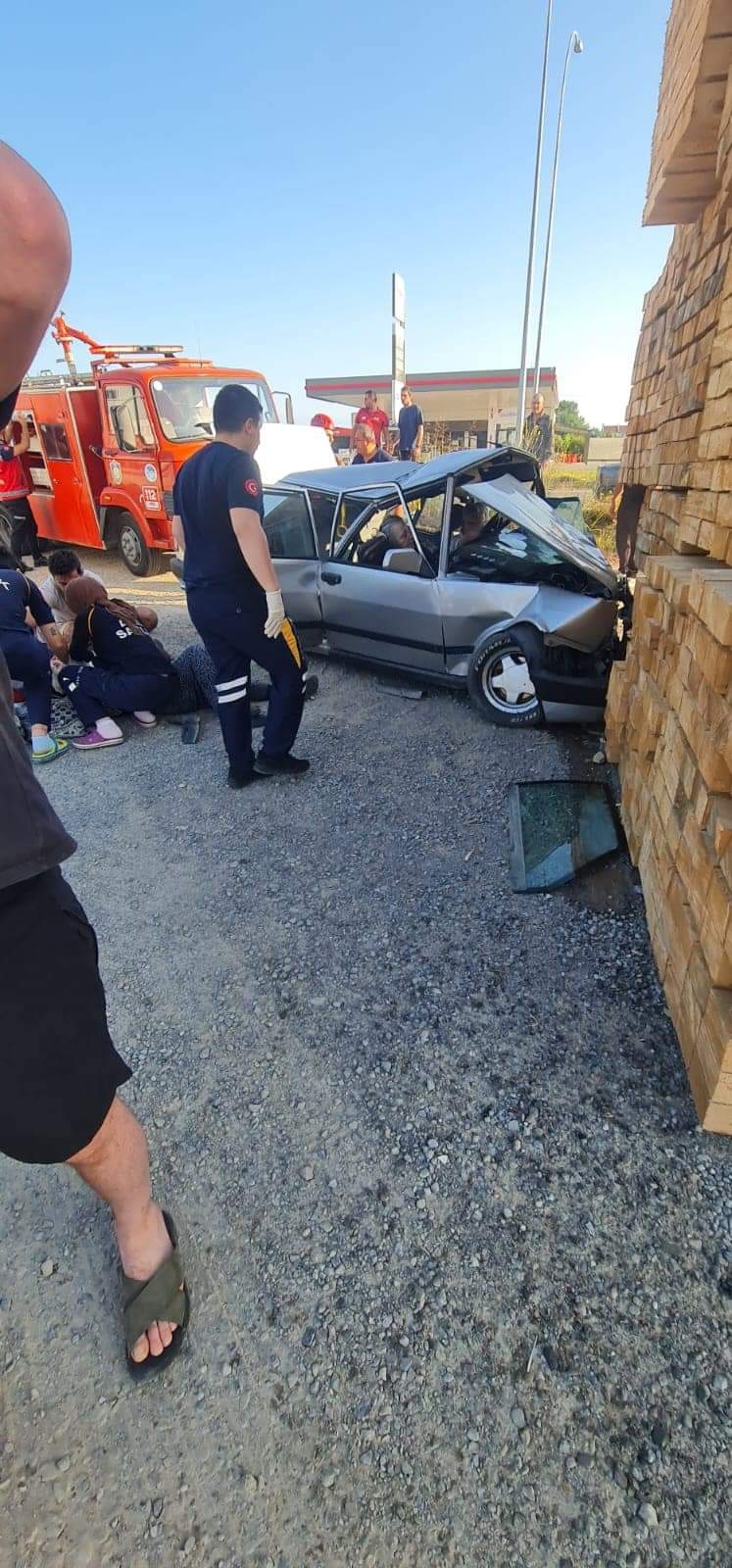 Otomobil kereste deposuna daldı: 5 yaralı